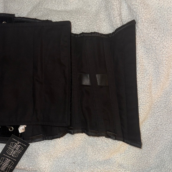 Black velvet steel boned corset - Picture 5 of 11